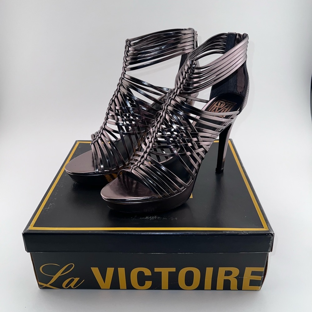 BNIB Pour La Victoire Pewter Mirror Silver Gladiator Platform Sandals Size 8.5